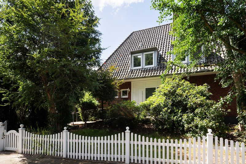Stilvolles Einfamilienhaus mit Sauna, großem Grundstück und modernisierter Technik in Oberneuland